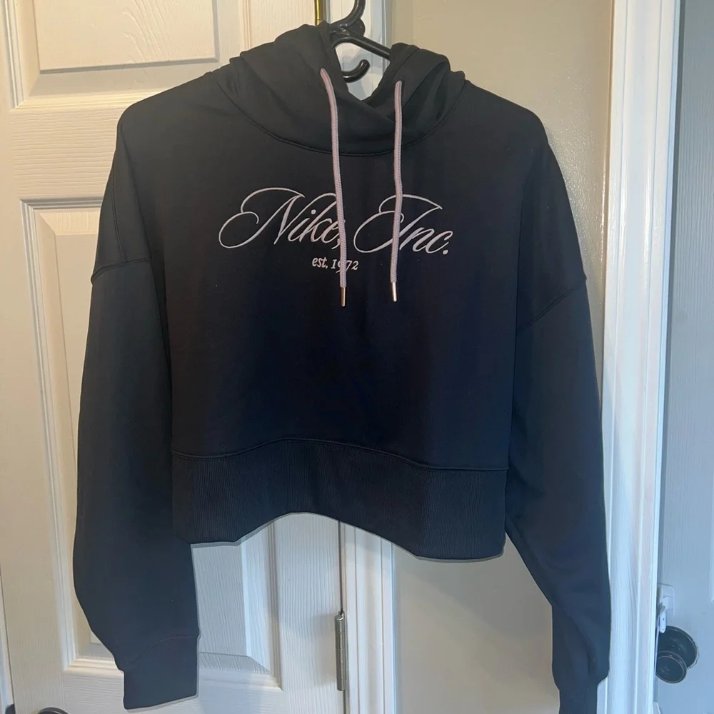 Women’s cropped black/purple Nike hoodie size medium - Picture 3 of 4